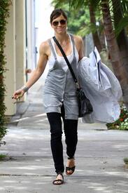 Jessica_Biel_heads_to_and_then_from_her_office_in_Hollywood_08_29_08_039.jpg