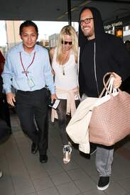 Pamela Anderson Arrives at Los Angeles International airport 16 April 2012  009.jpg
