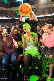 Halle Berry attends at Nickelodeon_'s 25th annual Kids_' Choice Awards 31.3.2012_06.jpg