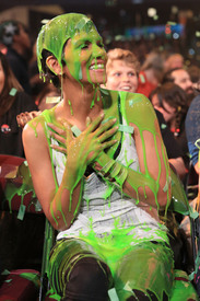 Halle Berry attends at Nickelodeon_'s 25th annual Kids_' Choice Awards 31.3.2012_13.jpg