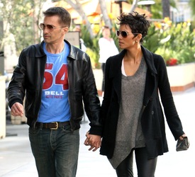 Halle Berry shopping at Westfield Mall in Century City 5.4.2012_03.jpg