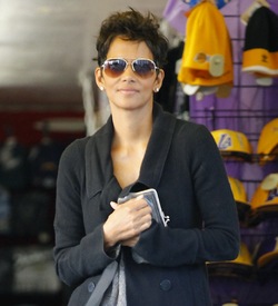 Halle Berry shopping at Westfield Mall in Century City 5.4.2012_05.jpg