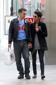 Halle Berry shopping at Westfield Mall in Century City 5.4.2012_12.jpg