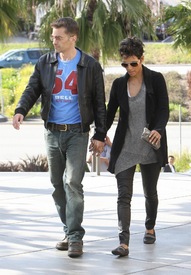 Halle Berry shopping in Century City 5.4.2012_01.jpg