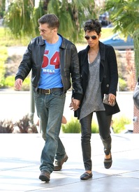 Halle Berry shopping in Century City 5.4.2012_02.jpg