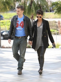 Halle Berry shopping in Century City 5.4.2012_03.jpg
