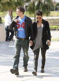 Halle Berry shopping in Century City 5.4.2012_04.jpg