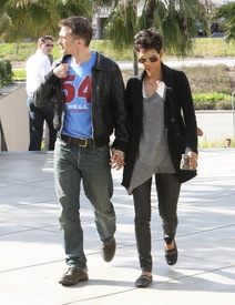 Halle Berry shopping in Century City 5.4.2012_05.jpg