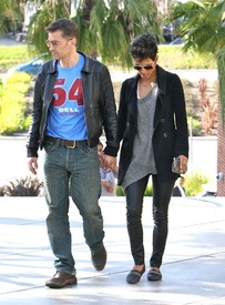 Halle Berry shopping in Century City 5.4.2012_06.jpg