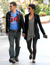Halle Berry shopping in Century City 5.4.2012_09.jpg