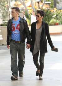 Halle Berry shopping in Century City 5.4.2012_10.jpg