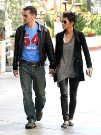 Halle Berry shopping in Century City 5.4.2012_11.jpg