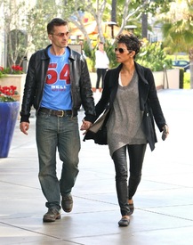 Halle Berry shopping in Century City 5.4.2012_12.jpg