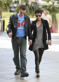 Halle Berry shopping in Century City 5.4.2012_14.jpg