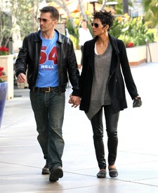 Halle Berry shopping in Century City 5.4.2012_16.jpg