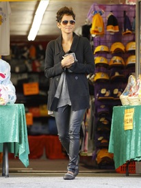 Halle Berry shopping in Century City 5.4.2012_25.jpg