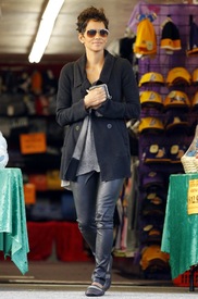 Halle Berry shopping in Century City 5.4.2012_26.jpg