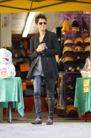 Halle Berry shopping in Century City 5.4.2012_27.jpg