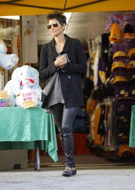 Halle Berry shopping in Century City 5.4.2012_30.jpg