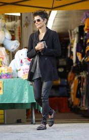 Halle Berry shopping in Century City 5.4.2012_31.jpg