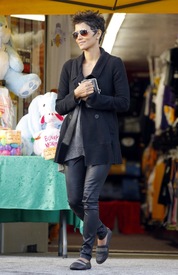 Halle Berry shopping in Century City 5.4.2012_32.jpg
