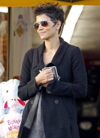 Halle Berry shopping in Century City 5.4.2012_33.jpg