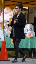 Halle Berry shopping in Century City 5.4.2012_38.jpg