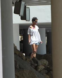 Halle Berry at the beach in Malibu 7.4.2012_01.jpg