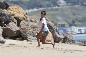 Halle Berry at the beach in Malibu 7.4.2012_11.jpg