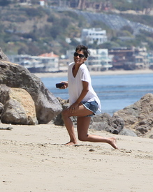 Halle Berry at the beach in Malibu 7.4.2012_13.jpg