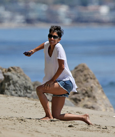 Halle Berry at the beach in Malibu 7.4.2012_14.jpg