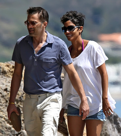 Halle Berry at the beach in Malibu 7.4.2012_16.jpg