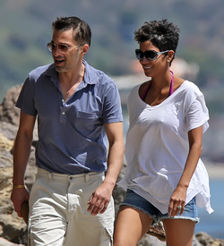 Halle Berry at the beach in Malibu 7.4.2012_17.jpg
