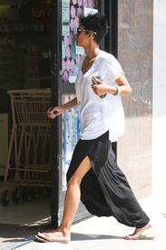 Halle Berry shops at Petco 6.4.2012_02.jpg
