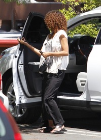 Halle Berry picking up her daughter Nahla at school in L.A. 20.4.2012_02.jpg