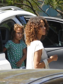 Halle Berry picking up her daughter Nahla at school in L.A. 20.4.2012_12.jpg