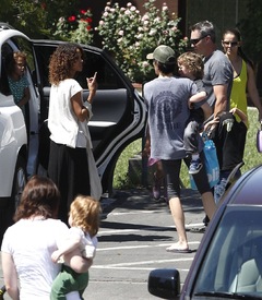 Halle Berry picking up her daughter Nahla at school in L.A. 20.4.2012_15.jpg