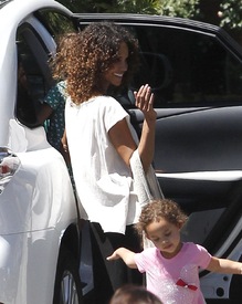Halle Berry picking up her daughter Nahla at school in L.A. 20.4.2012_19.jpg