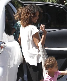 Halle Berry picking up her daughter Nahla at school in L.A. 20.4.2012_20.jpg
