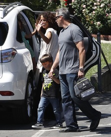 Halle Berry picking up her daughter Nahla at school in L.A. 20.4.2012_25.jpg