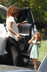 Halle Berry picking up her daughter Nahla at school in L.A. 20.4.2012_27.jpg
