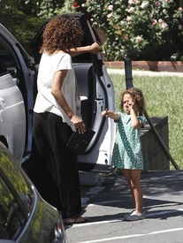 Halle Berry picking up her daughter Nahla at school in L.A. 20.4.2012_29.jpg