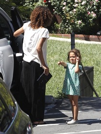 Halle Berry picking up her daughter Nahla at school in L.A. 20.4.2012_30.jpg