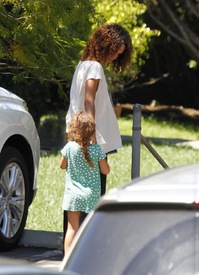 Halle Berry picking up her daughter Nahla at school in L.A. 20.4.2012_31.jpg