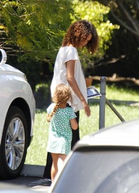 Halle Berry picking up her daughter Nahla at school in L.A. 20.4.2012_32.jpg