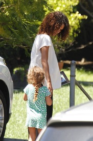Halle Berry picking up her daughter Nahla at school in L.A. 20.4.2012_33.jpg