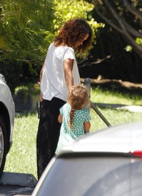 Halle Berry picking up her daughter Nahla at school in L.A. 20.4.2012_34.jpg