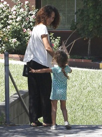 Halle Berry picking up her daughter Nahla at school in L.A. 20.4.2012_35.jpg