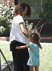 Halle Berry picking up her daughter Nahla at school in L.A. 20.4.2012_36.jpg