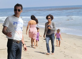 Halle Berry at Malibu beach 21.4.2012_10.jpg